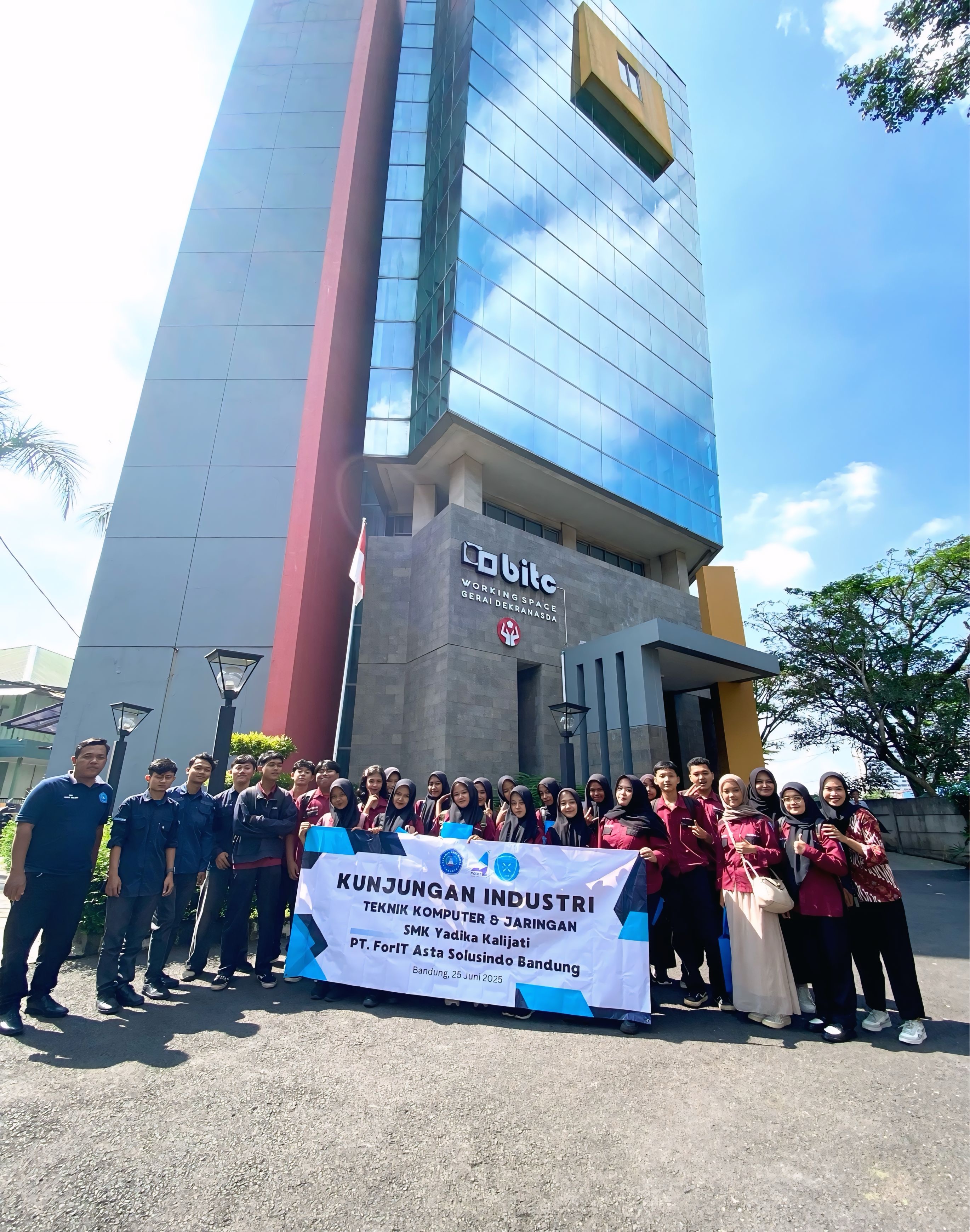 Membuka Wawasan Siswa Menuju Dunia Kerja - Kunjung Membuka Wawasan Siswa Menuju Dunia Kerja - Kunjung